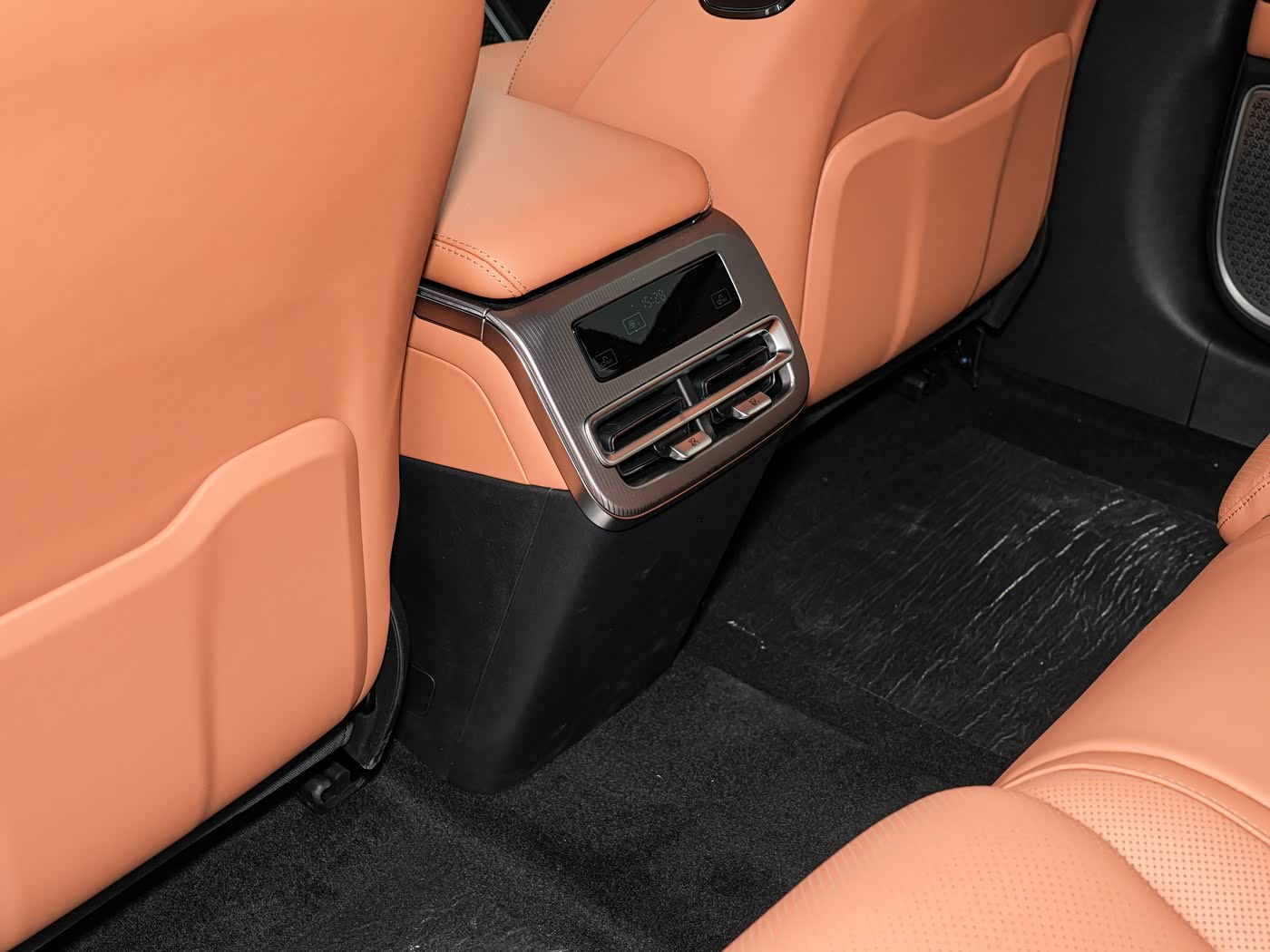 1400x1050_autohomecar__ChxoHmf6JuSAAGaVACFwd4laUXk371